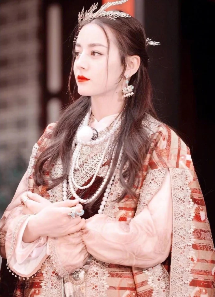 迪麗熱巴穿維吾爾族服飾